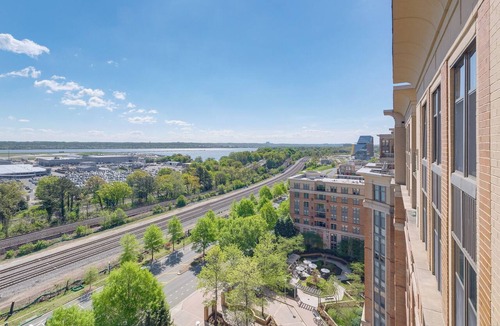 Crystal City Condo | 1 Mi to DCA Airport: Potomac Yard Apt w/Pool