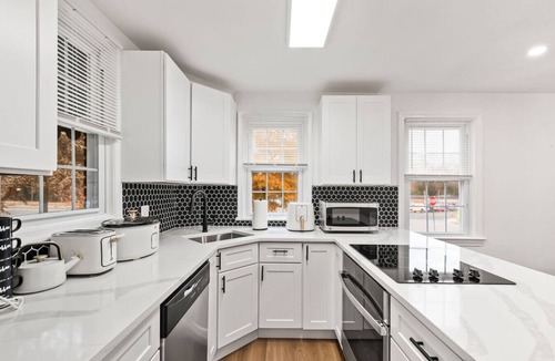 Chillum House | 1 min to DC 6 beds sleeps 12 w/yard and parking