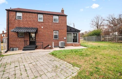 Chillum House | 1 min to DC 8 beds sleeps 16 with yard and parking