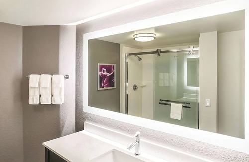 Woodlands Village House | 1 Non-smoking King Bed Room at La Quinta Inn by Wyndham Flagstaff