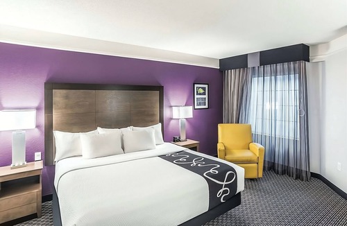 Woodlands Village House | 1 Non-smoking King Bed Room at La Quinta Inn by Wyndham Flagstaff