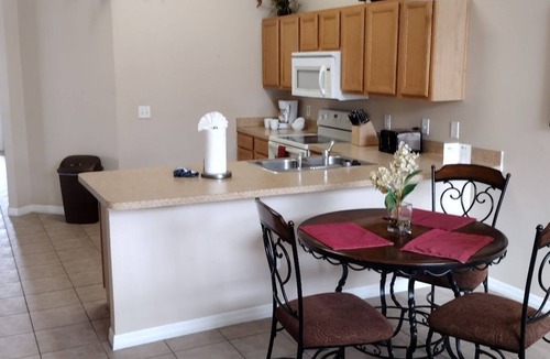 Solana House | 10 miles to Disney World, private pool and spa, guarded and gated community, washer and dryer