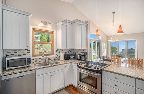 Grand Haven Cottage | 🌊 10-Min Walk to Grand Haven Beach | 4BR Sleeps 10 ➠ 150