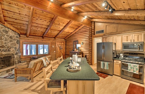 Pinetop Cottage | 11 Mi to Rainbow Lake: Family Home w/Large Yard