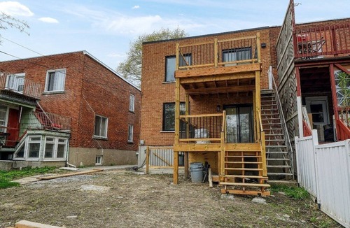 Cote-Des-Neiges—Notre-Dame-De-Grace Apartment | #110 Roomy, Renovated, Gourmet Kitchen & Large Backyard