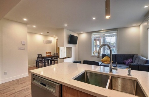 Cote-Des-Neiges—Notre-Dame-De-Grace Apartment | #110 Roomy, Renovated, Gourmet Kitchen & Large Backyard