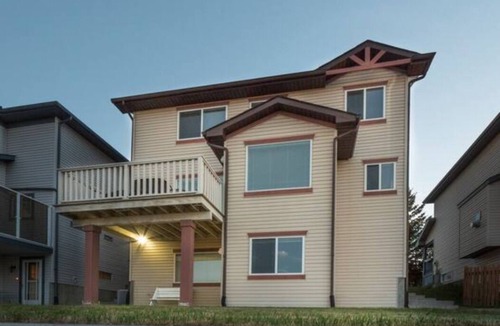 Panorama Hills House | 12+ Guests near downtown & airport