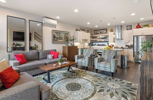 North Admiral House | 12 Min to Stadiums, 5 Min to Alki - Stunning Views, Balcony, AC, 90 Walk Score