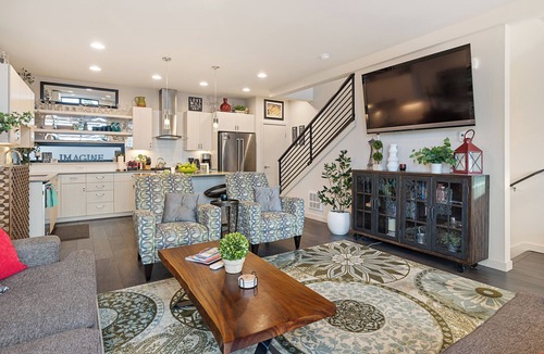 North Admiral House | 12 Min to Stadiums, 5 Min to Alki - Stunning Views, Balcony, AC, 90 Walk Score