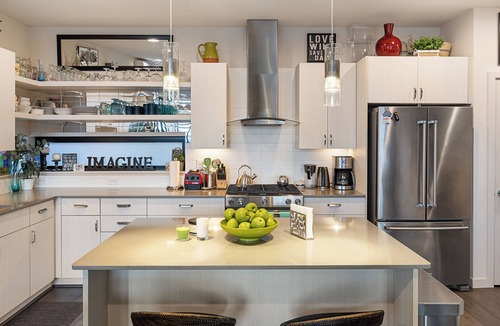North Admiral House | 12 Min to Stadiums, 5 Min to Alki - Stunning Views, Balcony, AC, 90 Walk Score