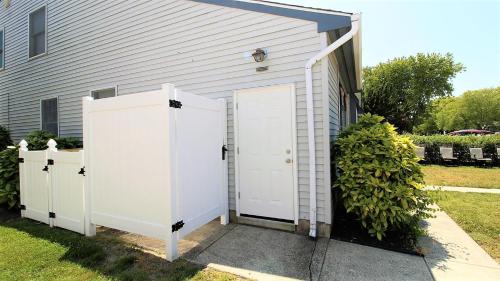 Village Green House | 1350 A Wisconsin Ave