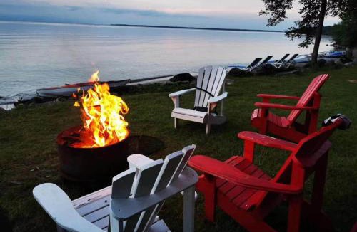 Georgina Ski Chalet | 136 Birdie Simcoe Cottage private Beach, Kayak