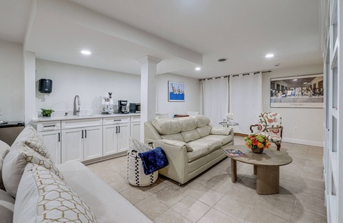 North Springfield Apartment | 15 Mi to The White House! Modern Apt w/Deck