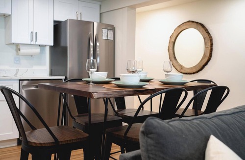 Victory Heights House | 15 Min Fan Zone & Stadium MAJOR INTERNATIONAL SPORTING EVENT Lodging Forest Bathing by the Peaceful Creekside Firepit, BBQ, Games & Yoga,