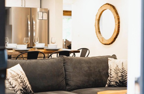 Victory Heights House | 15 Min Fan Zone & Stadium MAJOR INTERNATIONAL SPORTING EVENT Lodging Forest Bathing by the Peaceful Creekside Firepit, BBQ, Games & Yoga,