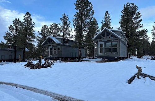 Williams Ski Chalet | 1B Cozy chalet with 1 bedroom, AC, WiFi and forest view with patio in Williams