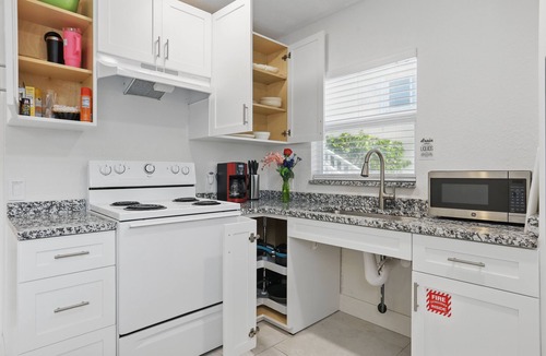 Cocoa Beach Cottage | 1Bed/1Bath, Downstairs, Steps to the Ocean, Perfect for Couples!