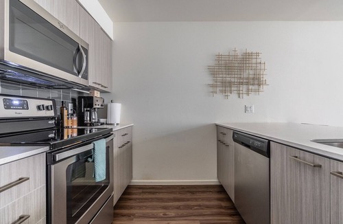 Mercer Island Bed & Breakfast | 1BR | Gym, Rooftop | Mercer Island | Sophari E