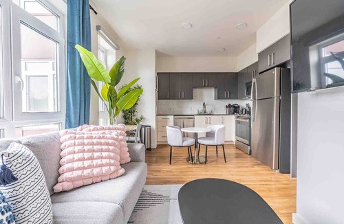 West Bellevue Apartment | 1BR | Gym, Views | Bellevue | Sophari Parkside A