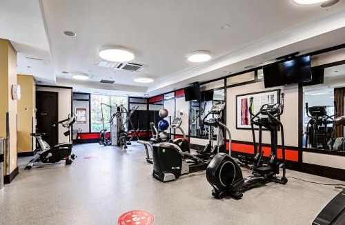 Islington - City Centre West Apartment | 1BR plus Den with free Parking, Pool, Gym and Hot Tub