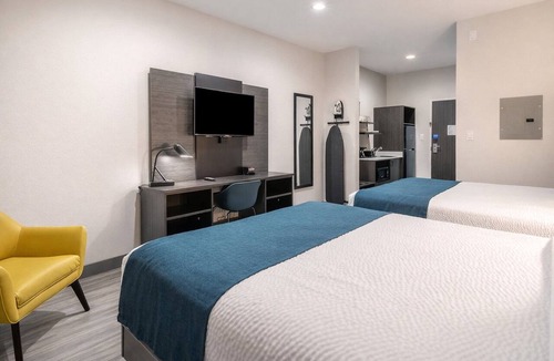Mesquite Hotel | 2 Accommodations | 4.9 Mi from Trinity Forest Adventure Park | Pets Allowed