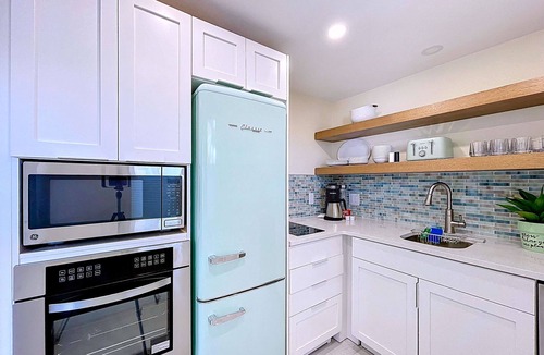 Bradenton Beach Condo | 2 bd w/EnSuites Tropical Crtyd Steps to Beach!