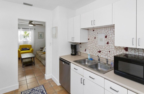 Pass-a-Grille Villa | 2 Bed/1 Bath Villa in Historic Pass-A Grille. Walk to the beach and shops!