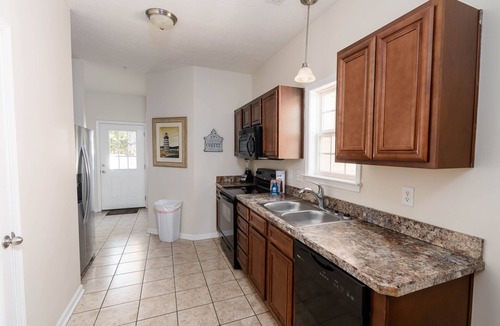 Myrtle Beach Cottage | 2-Bedroom Cottage, One Block to Beach! Free WIFI, Free Parking