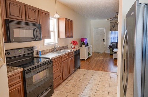 Myrtle Beach Cottage | 2-Bedroom Cottage, One Block to Beach! Free WIFI, Free Parking