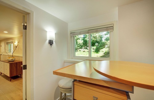 Mercer Island House | 2-bedroom downstairs unit in fabulous Mercer Island