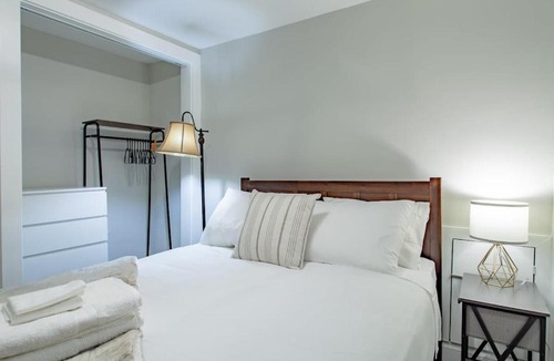 Petworth Apartment | 2-BR Petworth Pad Walk to METRO Subway