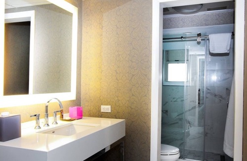 Kalorama Heights Hotel | 2 Cozy Suites Near Historical Landmarks & Attractions! Gym Access & Pool