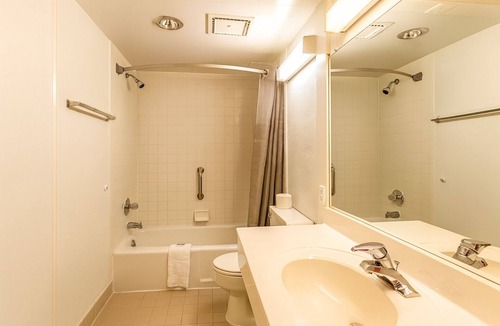 Edgewood Hotel | 2 Delightful Rooms Near Edgewood Parks w/Free Coffee in Lobby