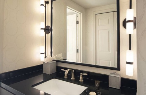 West End Hotel | 2 Deluxe Double Room at The Melrose Georgetown Hotel