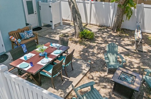 Cocoa Beach Cottage | 2 Homes Together|Sleeps 16|Walk 2 Beach|Firepit