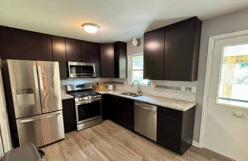 Royal Manor House | 2 King Bedroom Ranch - Hot Tub -Pets and Kids Welcome - Fenced Yard - Smart TV