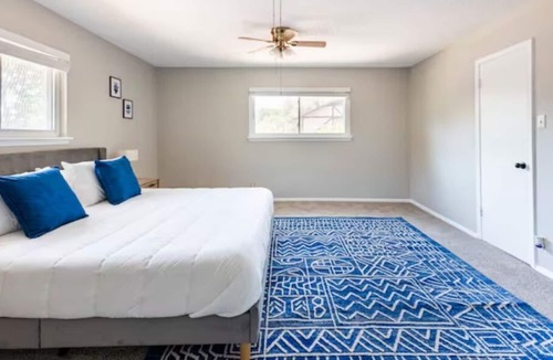 Vance Jackson House | 2 Masters, 3 KING beds, 6 Rooms, Perfect Location.
