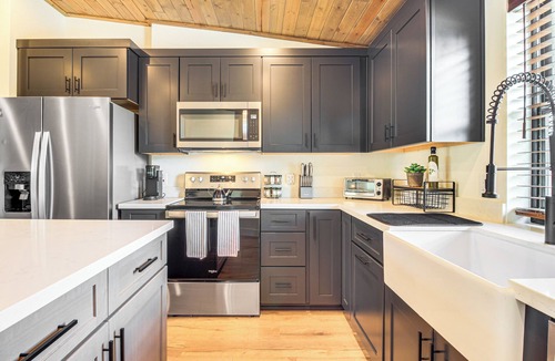 Torreon House | 2 Mi to Fool Hollow Lake: Modern Loft w/ Balcony