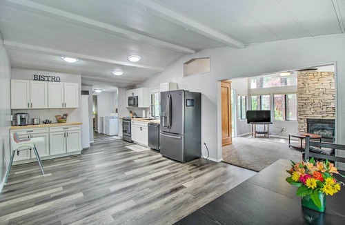 Pinetop-Lakeside Cottage | 2 Mi to Rainbow Lake: Woodsy Retreat w/Deck!