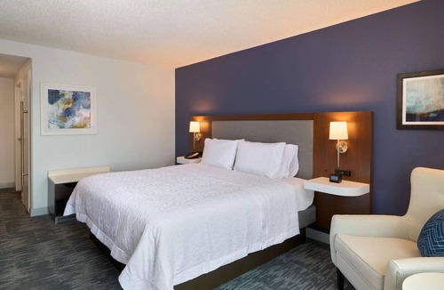 Mount Vernon Triangle Hotel | 2 Modern King Room in DC Downtown Close to Metro and Convention Center