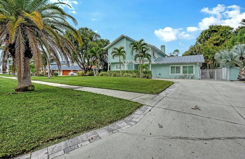 Whitfield House | 2 Primary Suites | FREE Pool Heat | Spring Break Available | Great Beaches