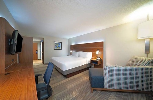 Prince Frederick Hotel | 2-Star Hotel ∙ Holiday Inn Express Prince Frederick, an IHG Hotel