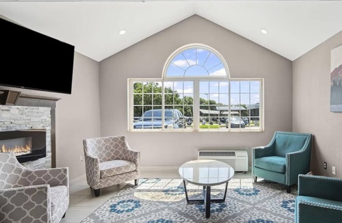 Blue Springs Hotel | 2 Streamlined Rooms w/Free Parking for Comfortable Short Stays
