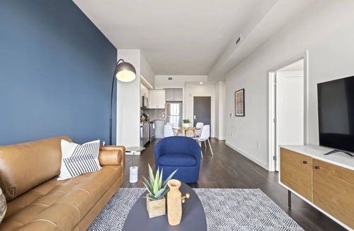 Bluemont Hotel | 2 Units | Arlington Family Stay | Kitchen & Pool | Near Smithsonian Museum
