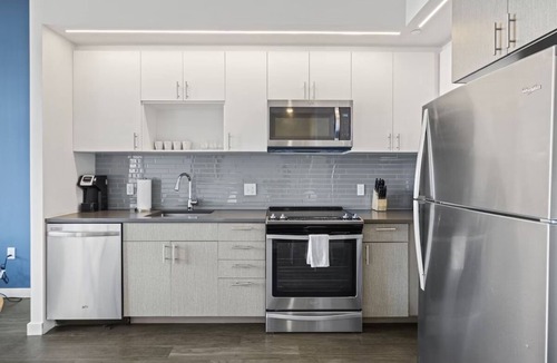 Bluemont Hotel | 2 Units | Arlington Family Stay | Kitchen & Pool | Near Smithsonian Museum