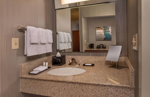 Rosslyn Hotel | 2 Units Near Arlington House, Pets Allowed, Onsite Starbucks
