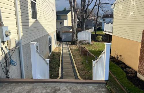 Nauck House | 25 Lux Room 6 - 1 Queen Bed, Shared Bathroom - Nonsmoking