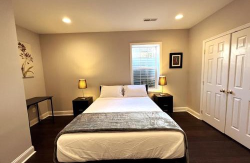 Nauck House | 25 Lux Room 6 - 1 Queen Bed, Shared Bathroom - Nonsmoking