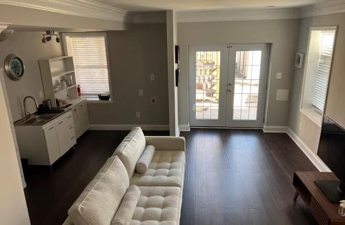 Nauck House | 25 Lux Room 6 - 1 Queen Bed, Shared Bathroom - Nonsmoking