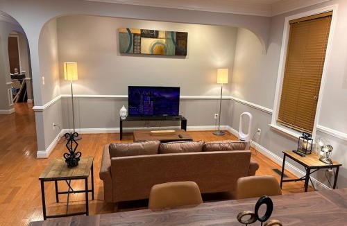 Nauck Apartment | 25 - Luxury 4 BR, 2 and half Baths, in Upper Level of the house, and nonsmoking